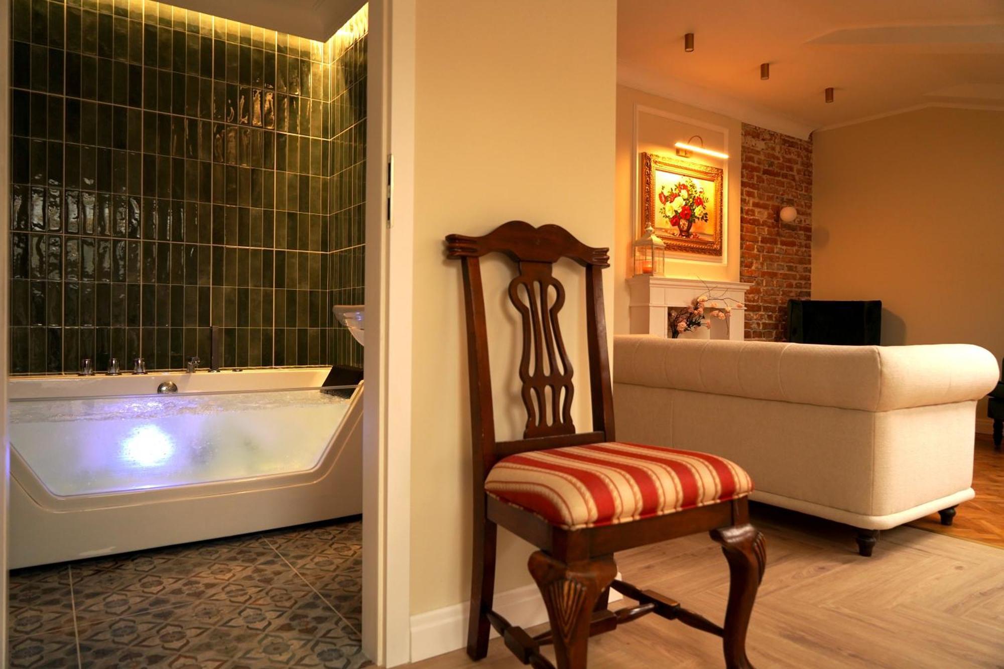 Old Town Apartment *